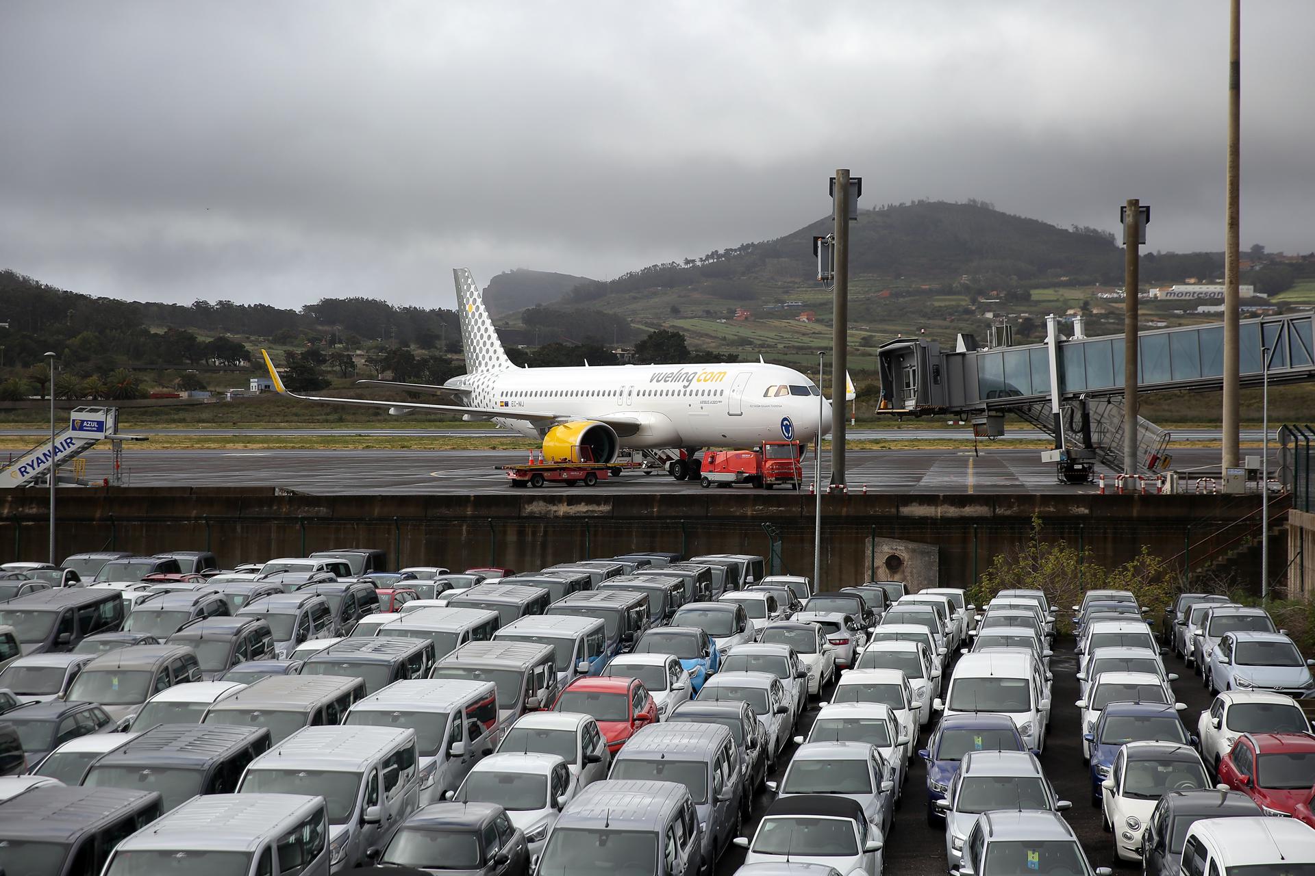 Imagen de archivo de un avión de la compañía Vueling en el aeropuerto Tenerife Norte-Ciudad de La Laguna. EFE/ Cristóbal García