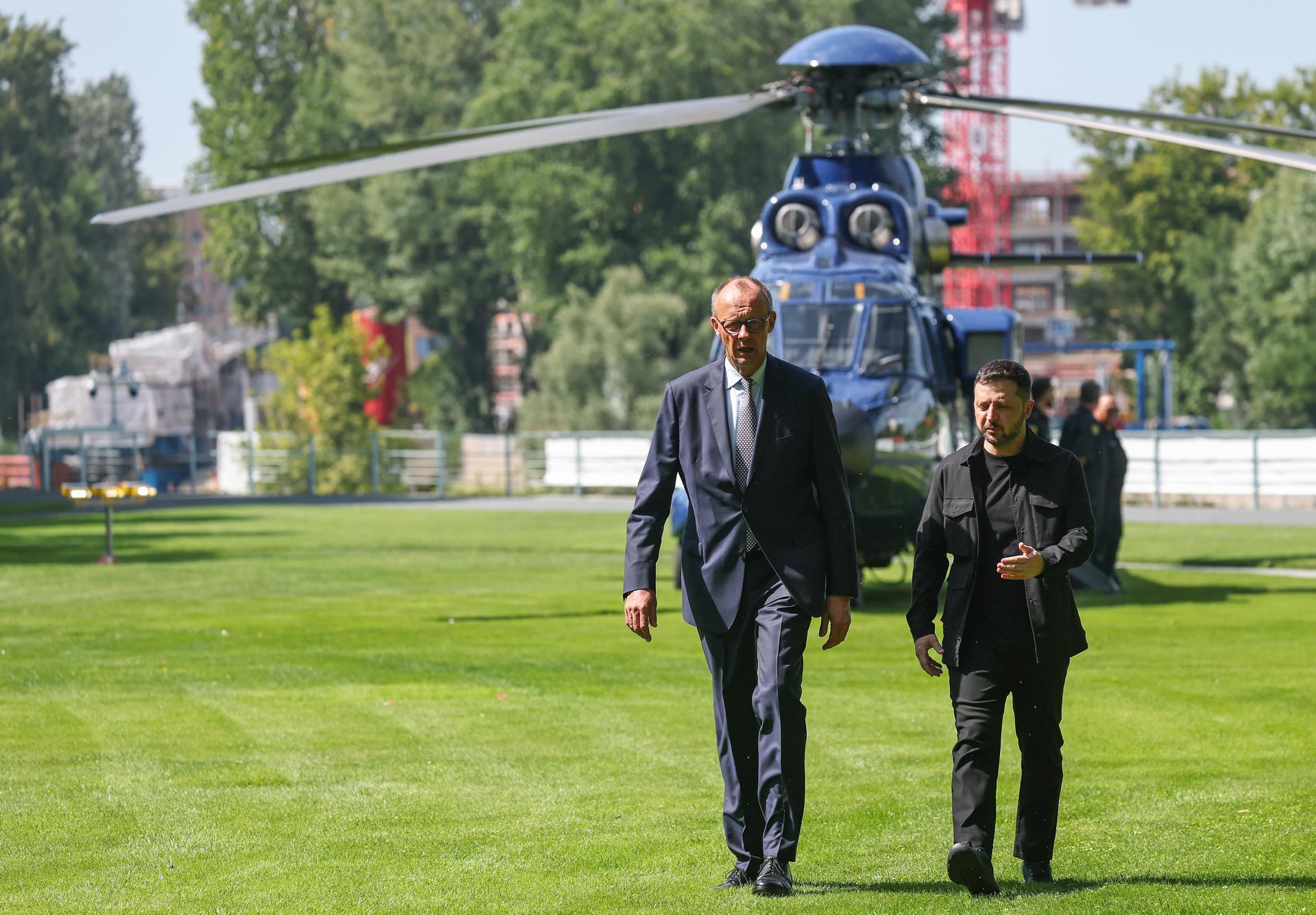 El canciller alemán Friedrich Merz (L) recibe al presidente ucraniano Volodymyr Zelensky (R) frente a la Cancillería en Berlín, Alemania, 13 de agosto de 2025. (Alemania, Ucrania) EFE/EPA/FILIP SINGER / POOL