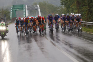 El pelotón durante la segunda etapa de la Vuelta a España que discurre este domingo por carreteras italianas con un trazado de 157 kilómetros entre Alba y Limone Piemonte, donde se producirá el primer final en alto de la carrera. EFE/ Javier Lizón