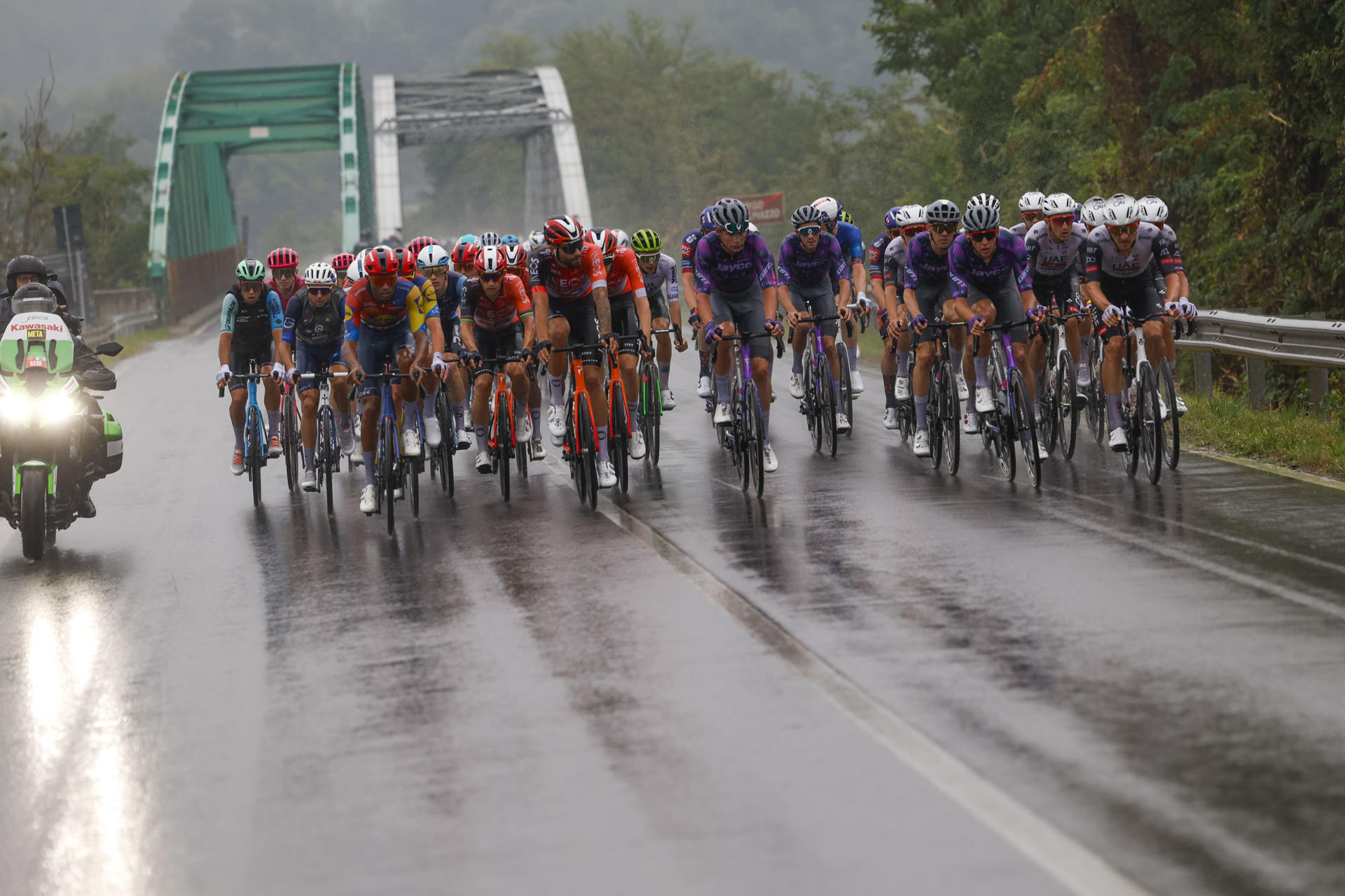 El pelotón durante la segunda etapa de la Vuelta a España que discurre este domingo por carreteras italianas con un trazado de 157 kilómetros entre Alba y Limone Piemonte, donde se producirá el primer final en alto de la carrera. EFE/ Javier Lizón