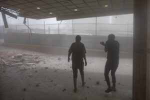 Palestinos inspeccionan los daños tras un ataque aéreo israelí dirigido al Hospital Nasser en Khan Younis, en la Franja de Gaza sur, el 25 de agosto de 2025. Según el Ministerio de Salud palestino, el ataque aéreo golpeó el cuarto piso del Complejo Médico Nasser, seguido de un segundo ataque al llegar las brigadas de ambulancias para rescatar a los heridos y a los muertos, dejando al menos 20 muertos, incluyendo 5 periodistas. EFE/EPA/HAITHAM IMAD