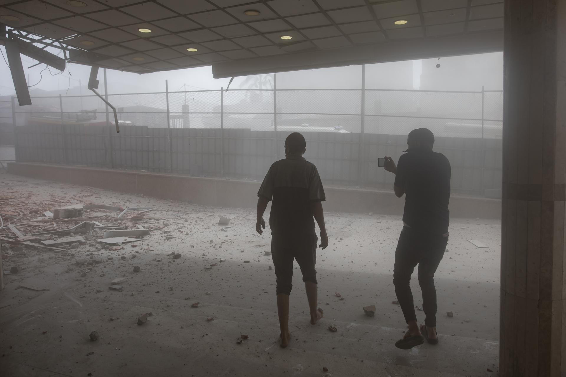 Palestinos inspeccionan los daños tras un ataque aéreo israelí dirigido al Hospital Nasser en Khan Younis, en la Franja de Gaza sur, el 25 de agosto de 2025. Según el Ministerio de Salud palestino, el ataque aéreo golpeó el cuarto piso del Complejo Médico Nasser, seguido de un segundo ataque al llegar las brigadas de ambulancias para rescatar a los heridos y a los muertos, dejando al menos 20 muertos, incluyendo 5 periodistas. EFE/EPA/HAITHAM IMAD