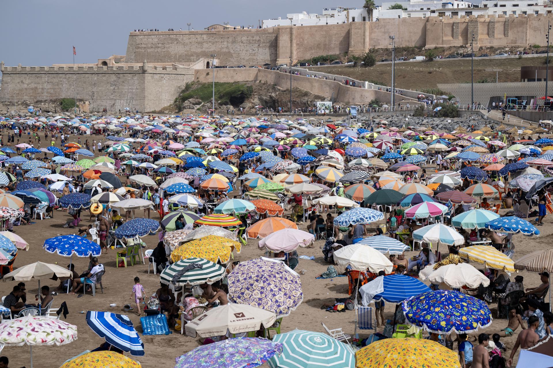 La gente se refresca en la playa en Rabat, Marruecos. EFE/EPA/Jalal Morchidi
