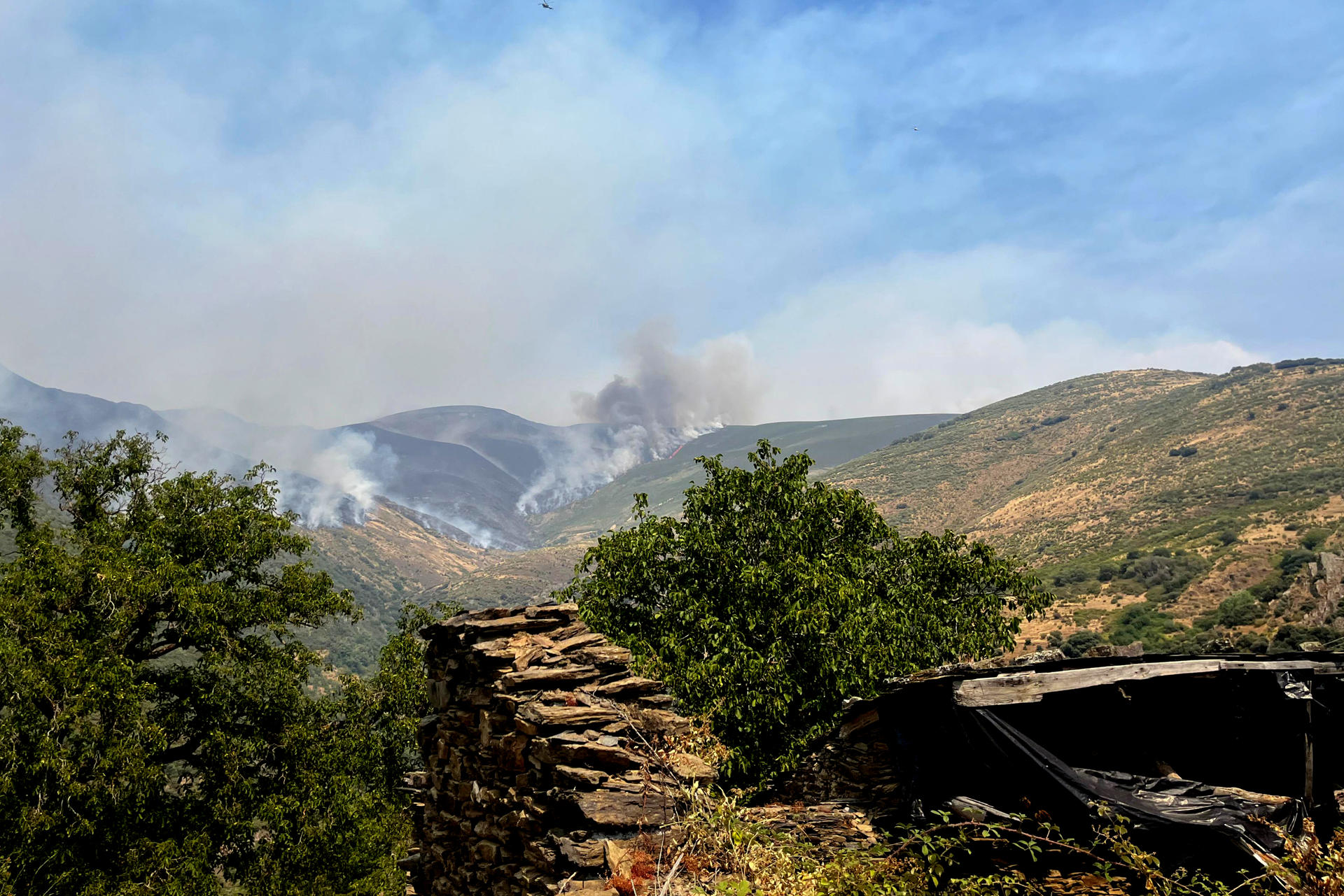 Imagen del incendio en Odollo y Llamas (León) el pasado viernes. EFE/ Ana F. Barredo