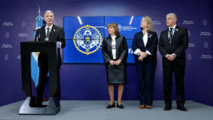 Fotografía cedida por el Ministerio de Seguridad Nacional de Argentina donde se observa al comisario general y director del Departamento Federal de Investigaciones (DFI), Pablo Bellizzi (i) junto a la ministra de Seguridad del Gobierno de Argentina, Patricia Bullrich (c), la secretaria nacional de Seguridad de Argentina, Alejandra Monteoliva (2-i) y al comisario general, jefe de la Policía Federal Argentina, Luis Rolle, durante una conferencia de prensa este martes, en Buenos Aires (Argentina). EFE/ Ministerio De Seguridad Nacional De Argentina