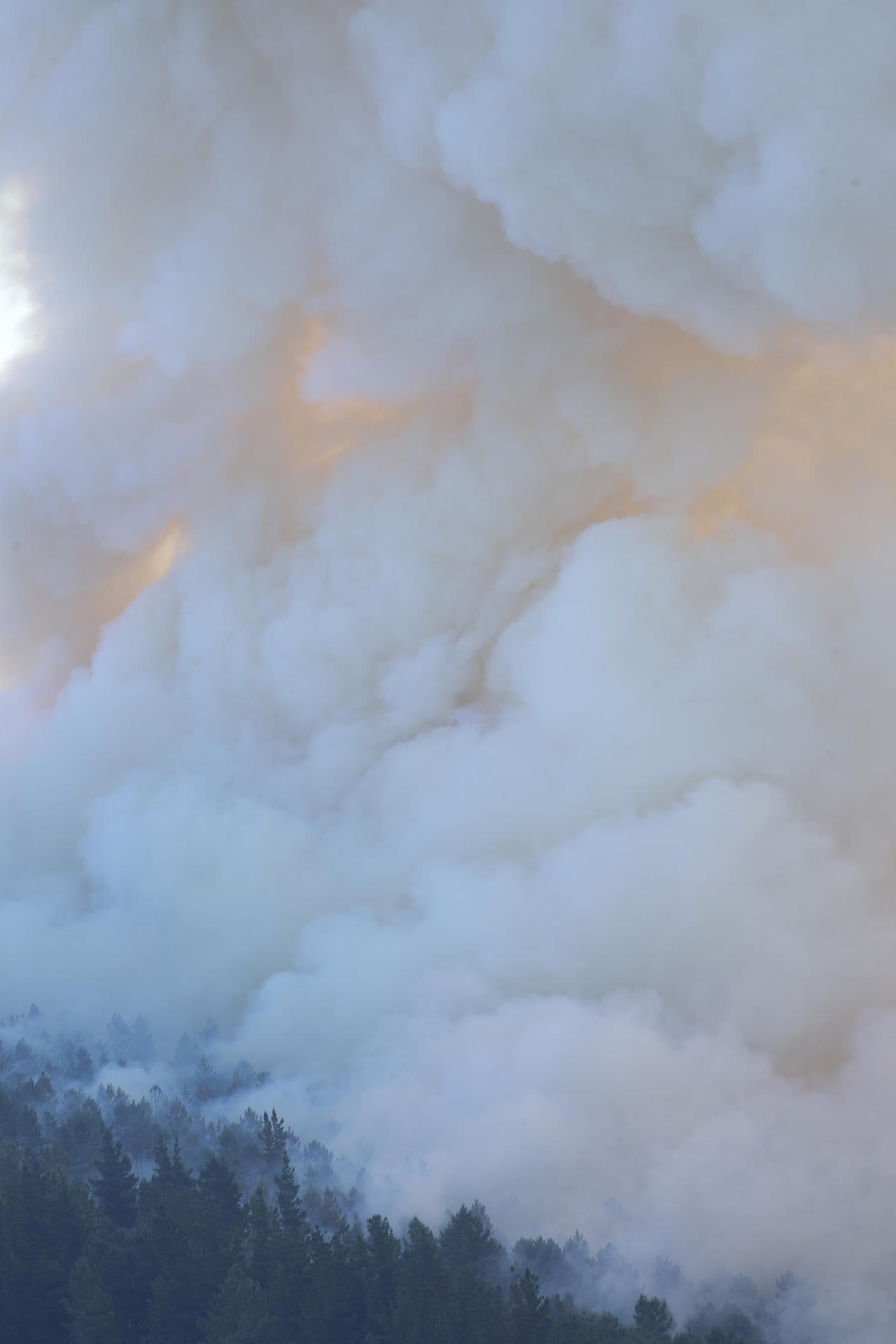 Columna de humo del incendio de Pobra de Brollón-Quiroga. EFE/ Eliseo Trigo