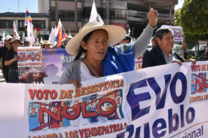 Seguidores del exmandatario de Bolivia Evo Morales sostienen un cartel durante un evento de cierre de campaña este miércoles, en Cochabamba (Bolivia). EFE/ Jorge Abrego