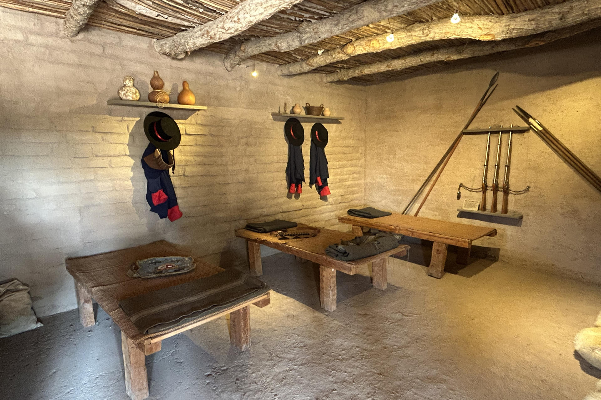Fotografía del 16 de agosto de 2025 de una habitación que recrea imagenes de la vida dentro del fuerte militar en el Museo Presidio de San Agustín del Tucson, en Tucson (Estados Unidos). EFE/ María León
