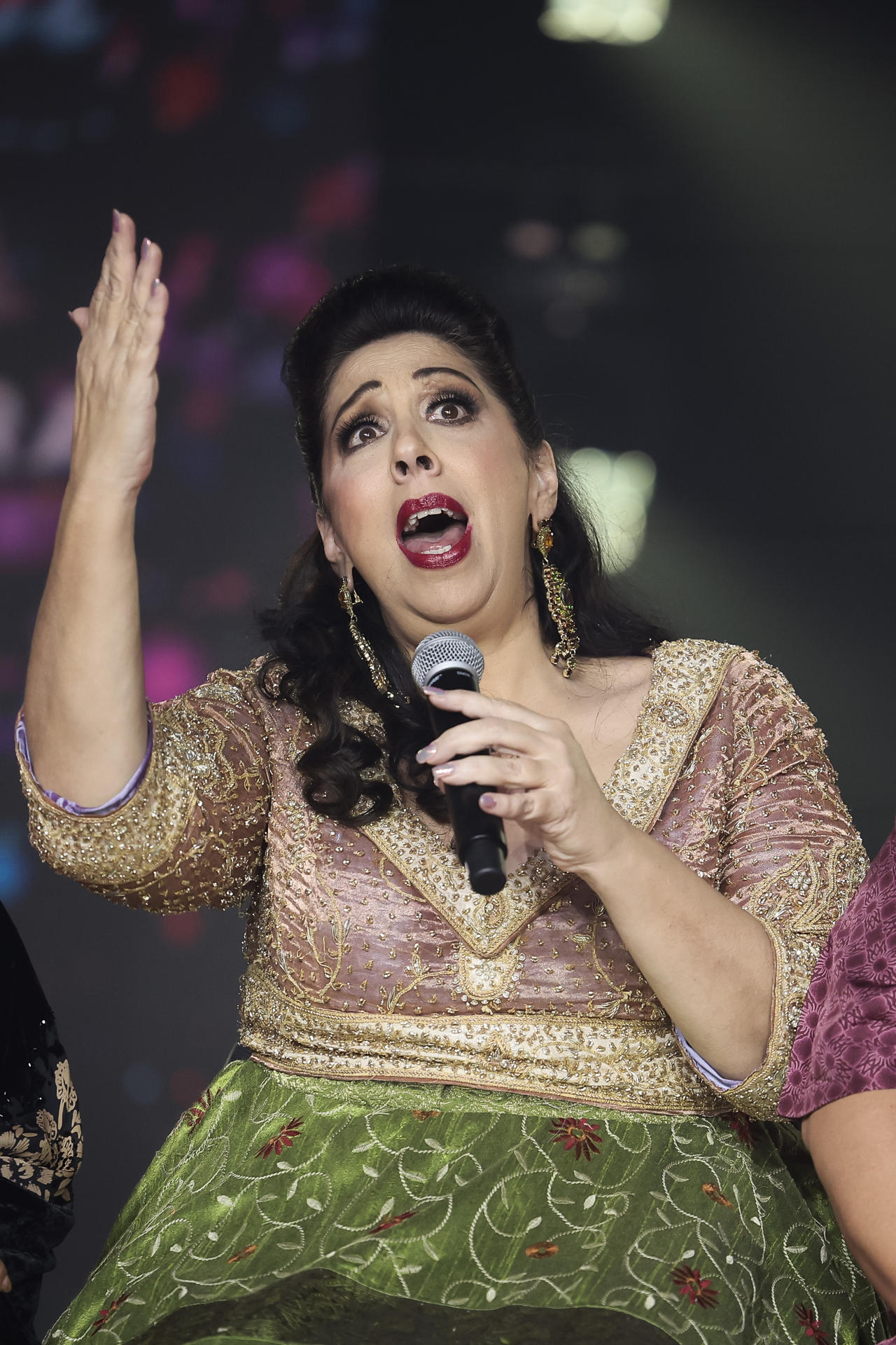 La cantante Regina Orozco habla durante la presentación del concurso 'México Canta' en una rueda de prensa este jueves, en Ciudad de México (México). EFE/José Méndez
