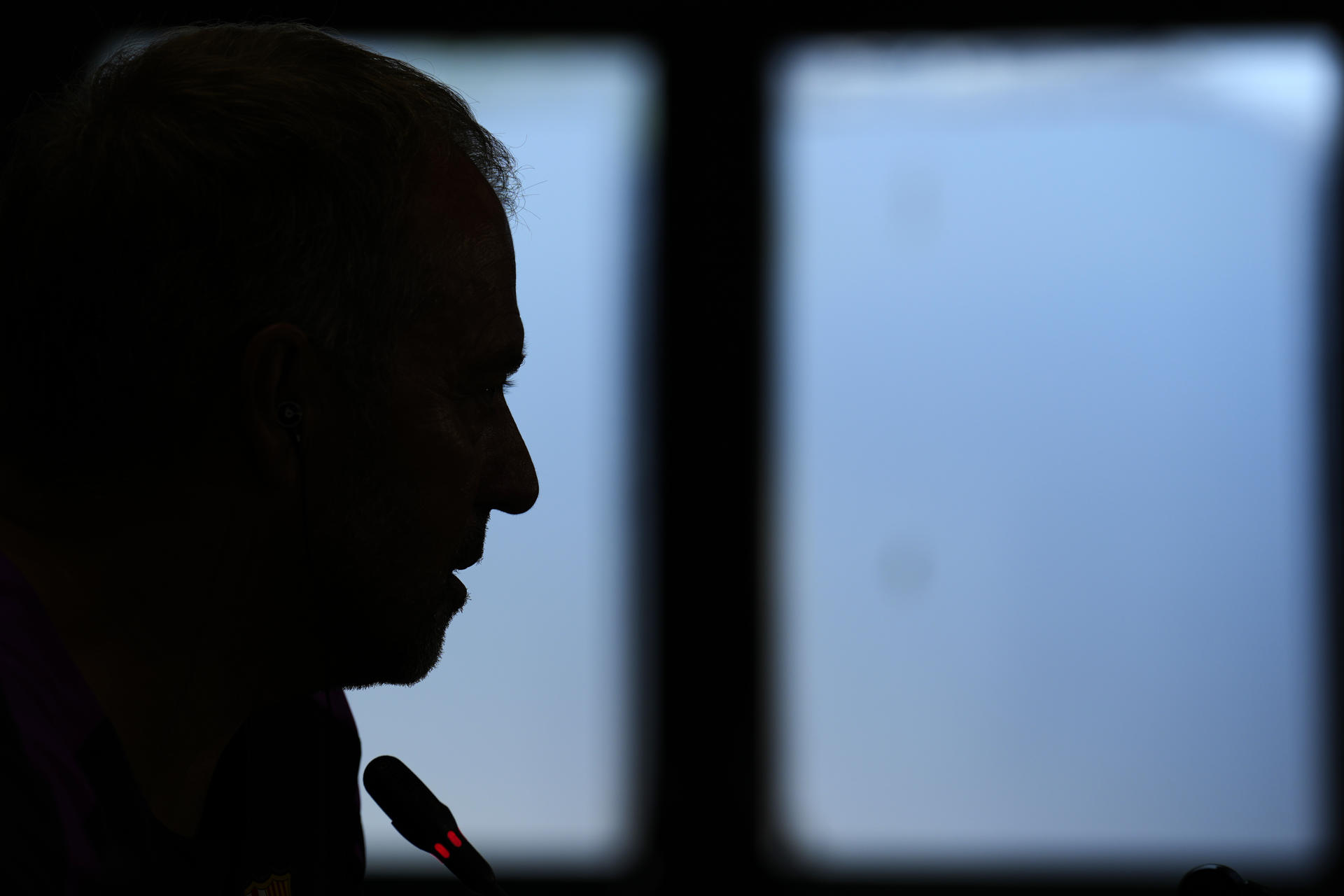 El entrenador del FC Barcelona, Hansi Flick, durante una rueda de prensa después del entrenamiento de este viernes en la Ciudad Deportiva Joan Gamper. EFE/Alejandro García
