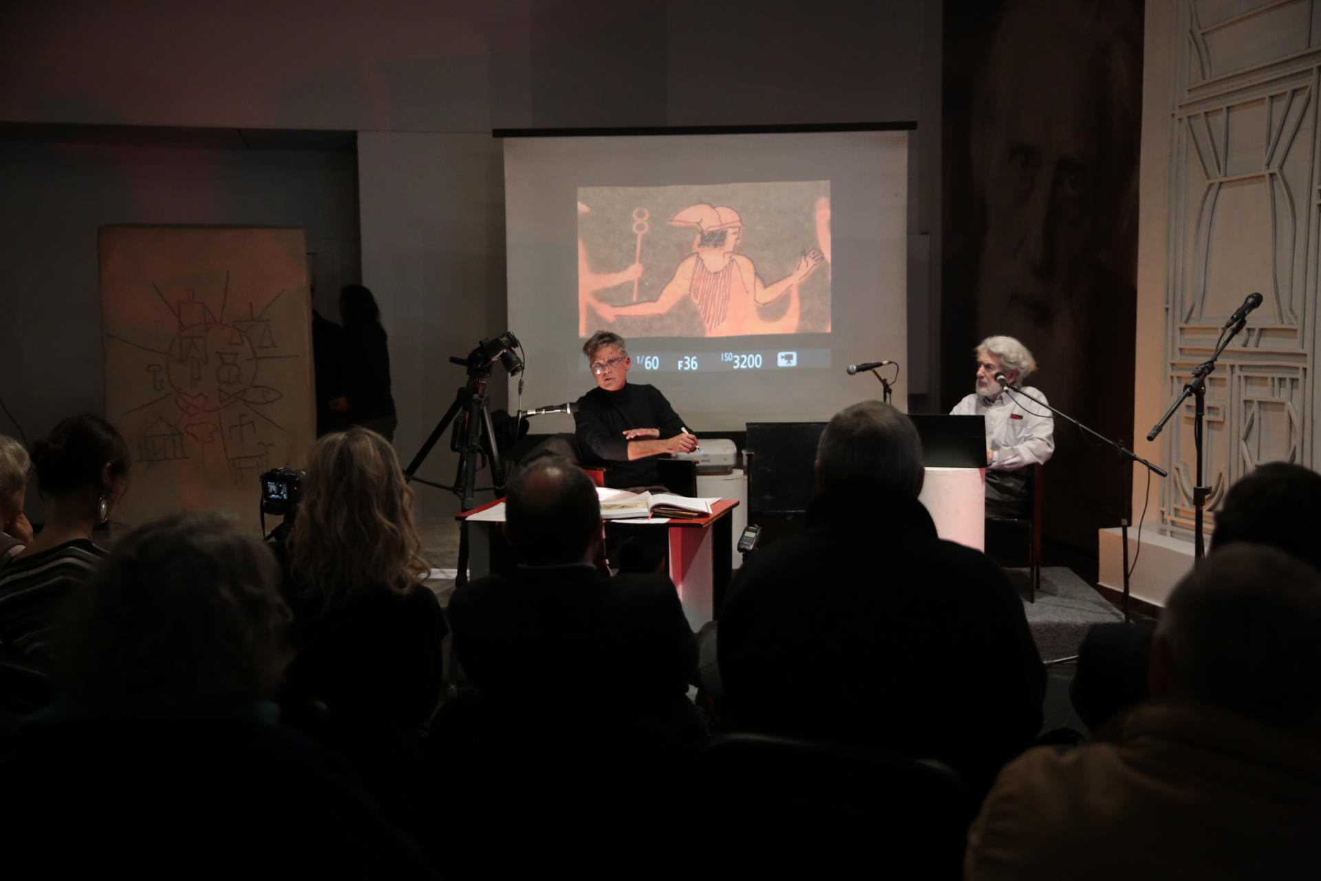 El arquitecto e historiador uruguayo Gabriel Peluffo Linari (d) y el docente español Víctor García hablan durante la presentación del libro 'Joaquín Torres García: Clásico Moderno Universal' este jueves, en el Museo Torres García en Montevideo (Uruguay). EFE/ Alejandro Prieto
