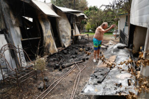Una de las zonas de camping que han sido afectadas por el incendio forestal declarado de Tarifa (Cádiz) el martes en la zona de la Peña. EFE/ A.Carrasco Ragel