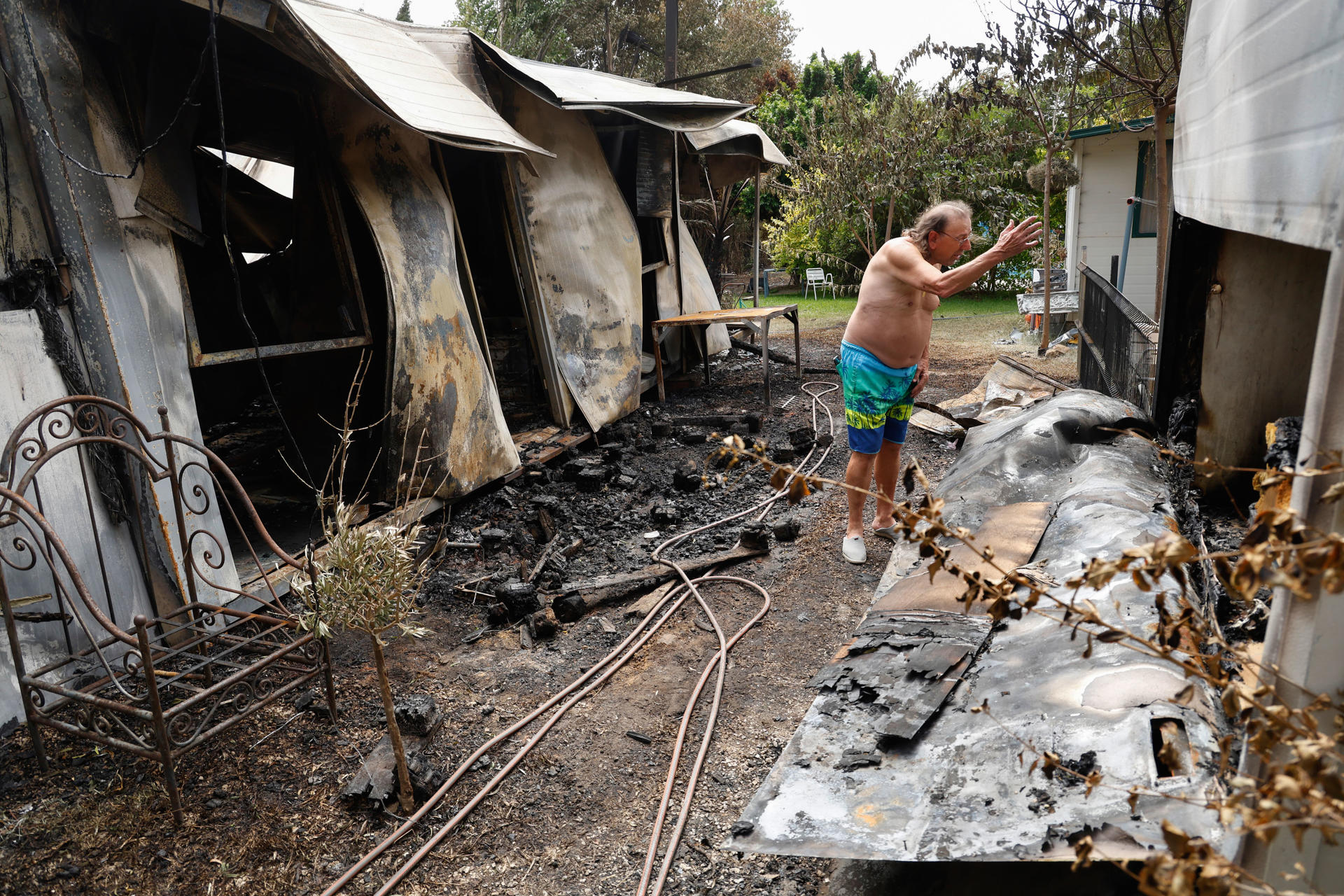 Una de las zonas de camping que han sido afectadas por el incendio forestal declarado de Tarifa (Cádiz) el martes en la zona de la Peña. EFE/ A.Carrasco Ragel