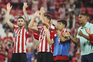 Los jugadores del Athletic Nico al término del partido de la segunda jornada de LaLiga EA Sports que Athletic Club y Rayo Vallecano han disputado en el estadio de San Mamés, en Bilbao. EFE/Luis Tejido
