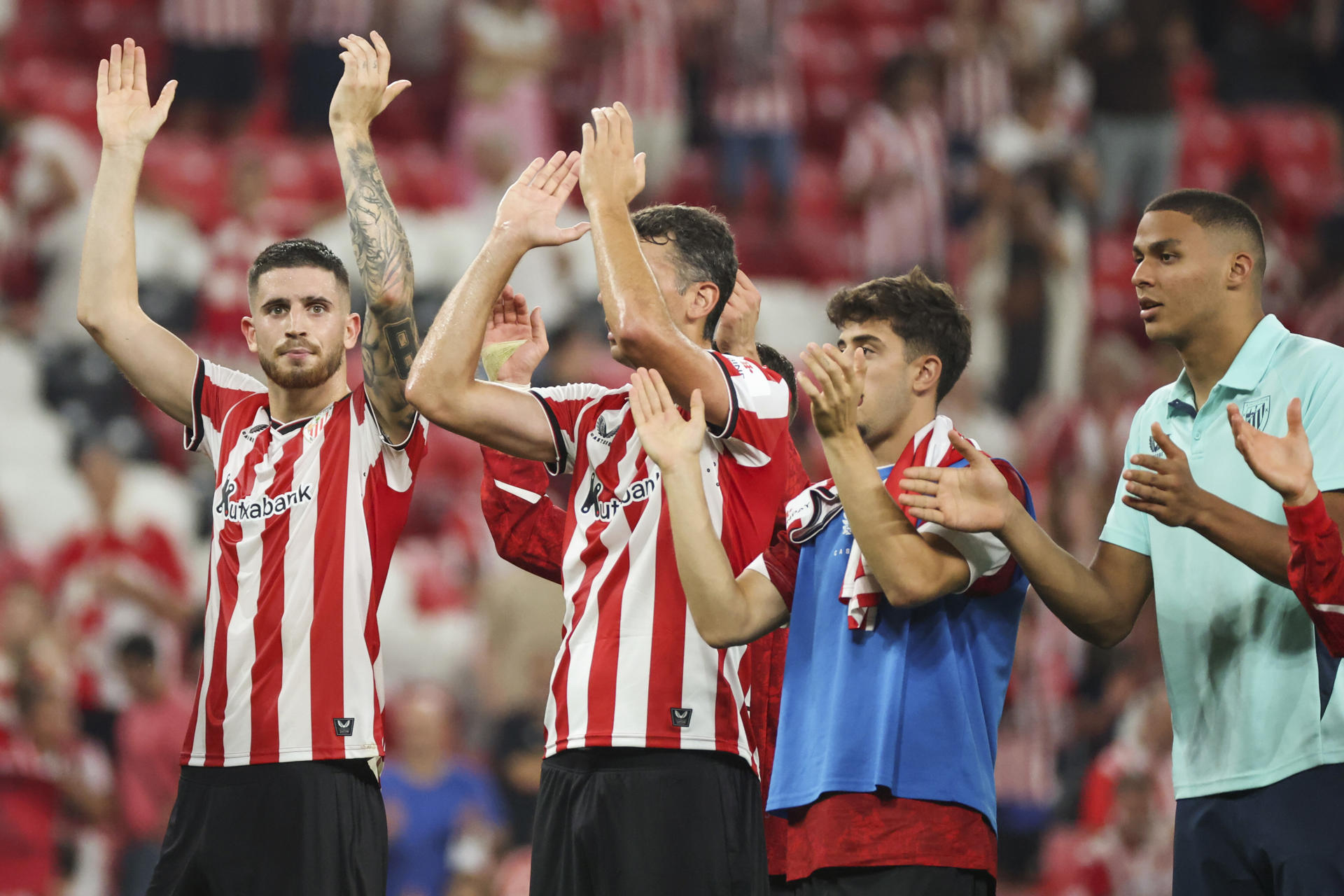 Los jugadores del Athletic Nico al término del partido de la segunda jornada de LaLiga EA Sports que Athletic Club y Rayo Vallecano han disputado en el estadio de San Mamés, en Bilbao. EFE/Luis Tejido
