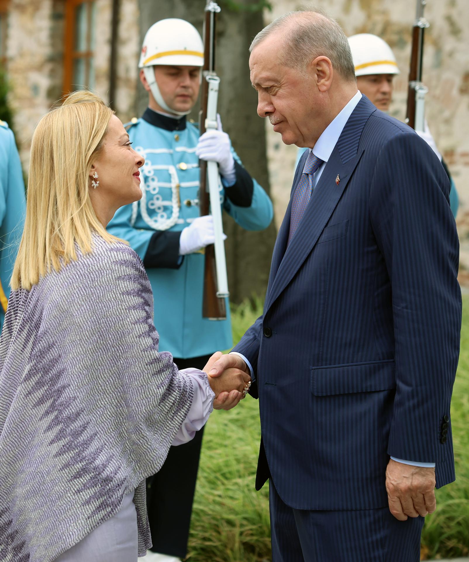 Una foto distribuida por la Oficina de Prensa de la Presidencia Turca muestra al presidente turco Recep Tayyip Erdogan (D) dando la bienvenida a la primera ministra italiana Giorgia Meloni (I) antes de una cumbre de cooperación entre Turquía, Italia y Libia en Estambul, Turquía, 01 de agosto de 2025. (Italia, Libia, Turquía, Estambul) EFE/EPA/TURKISH PRESIDENTIAL PRESS OFFICE / HANDOUT HANDOUT EDITORIAL USE ONLY/NO SALES