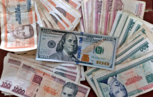 Fotografía del 10 de agosto de 2025 que muestra billetes del Banco Central de Cuba y un dolar de Estados Unidos, en La Habana (Cuba). EFE/ Ernesto Mastrascusa