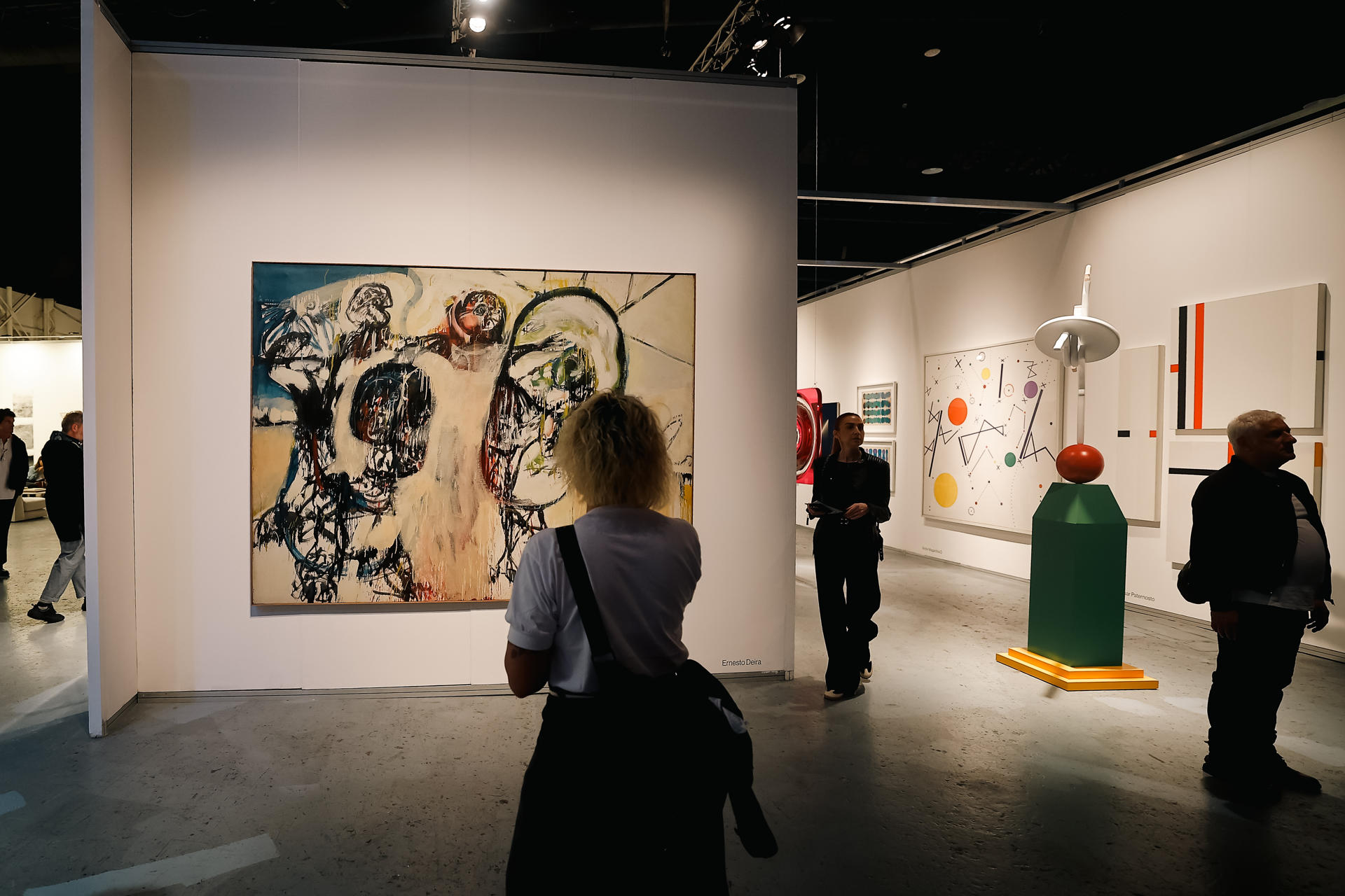 Personas recorren la feria de arte ArteBA este jueves, en Buenos Aires (Argentina). EFE/ Juan Ignacio Roncoroni