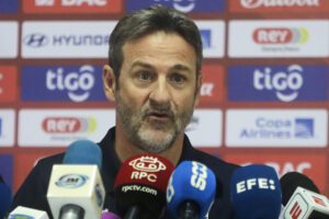 El seleccionador de Panamá, Thomas Christiansen, habla durante una rueda de prensa este jueves en Ciudad de Panamá (Panamá). EFE/ Carlos Lemos