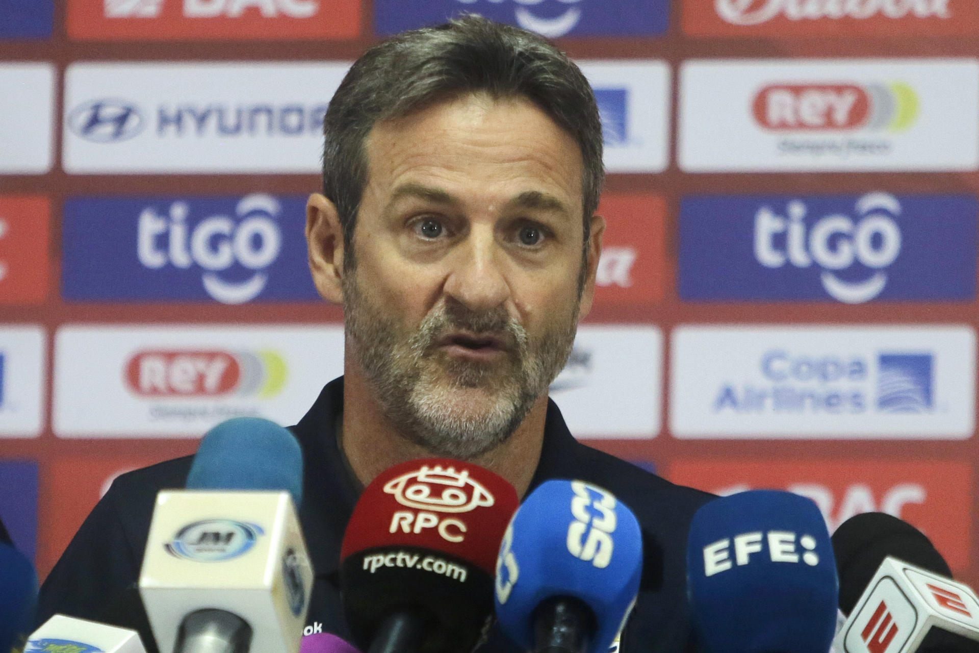 El seleccionador de Panamá, Thomas Christiansen, habla durante una rueda de prensa este jueves en Ciudad de Panamá (Panamá). EFE/ Carlos Lemos
