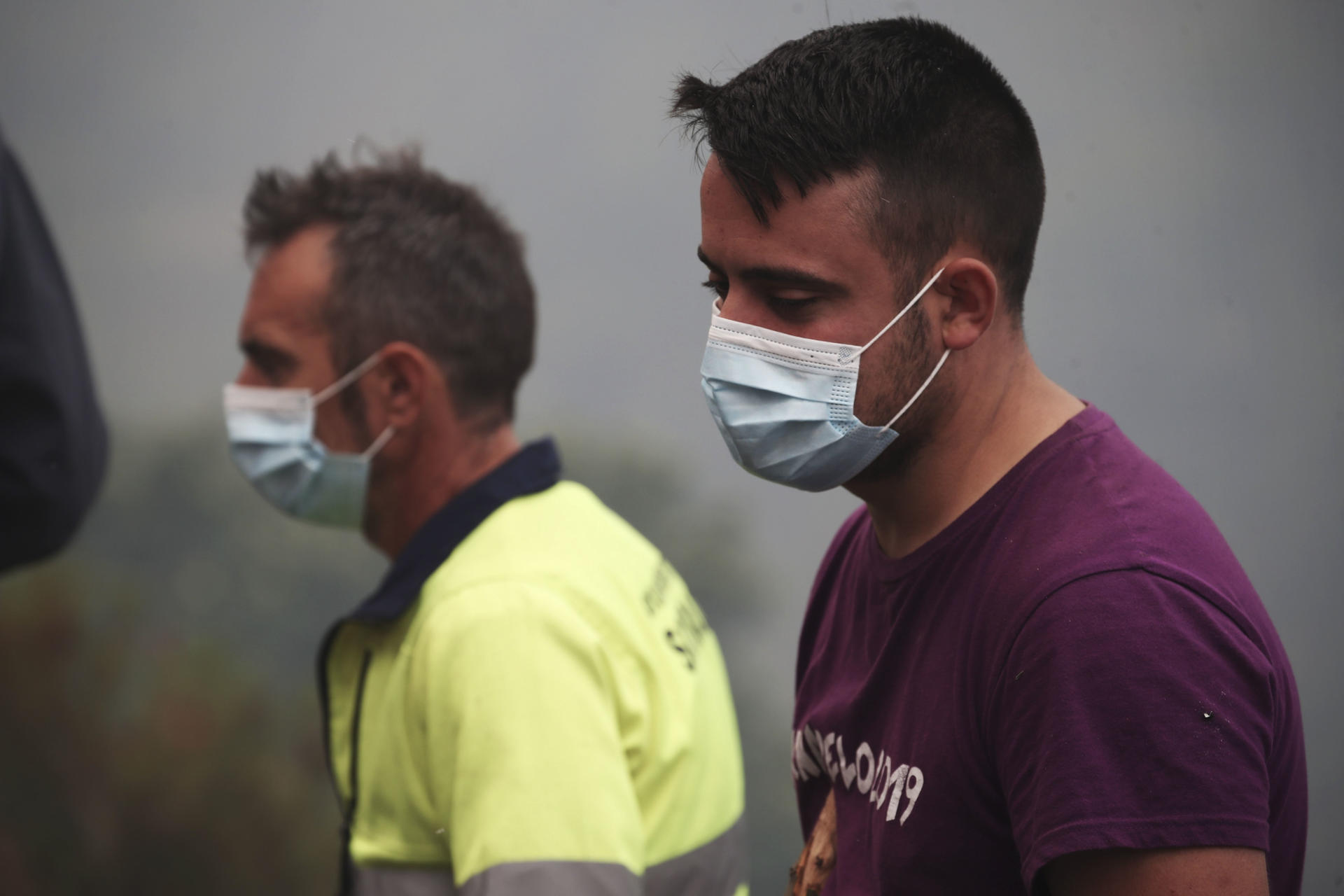 Vecinos de la zona esperan ordenes de La UME para bajar a refrescar la zona e impedir el avance del fuego hacia Santo tirso en la carretera desde Santo Tirso de Cabarcos a Oencia en Ponferrada, León, este lunes. EFE/ Ana F. Barredo