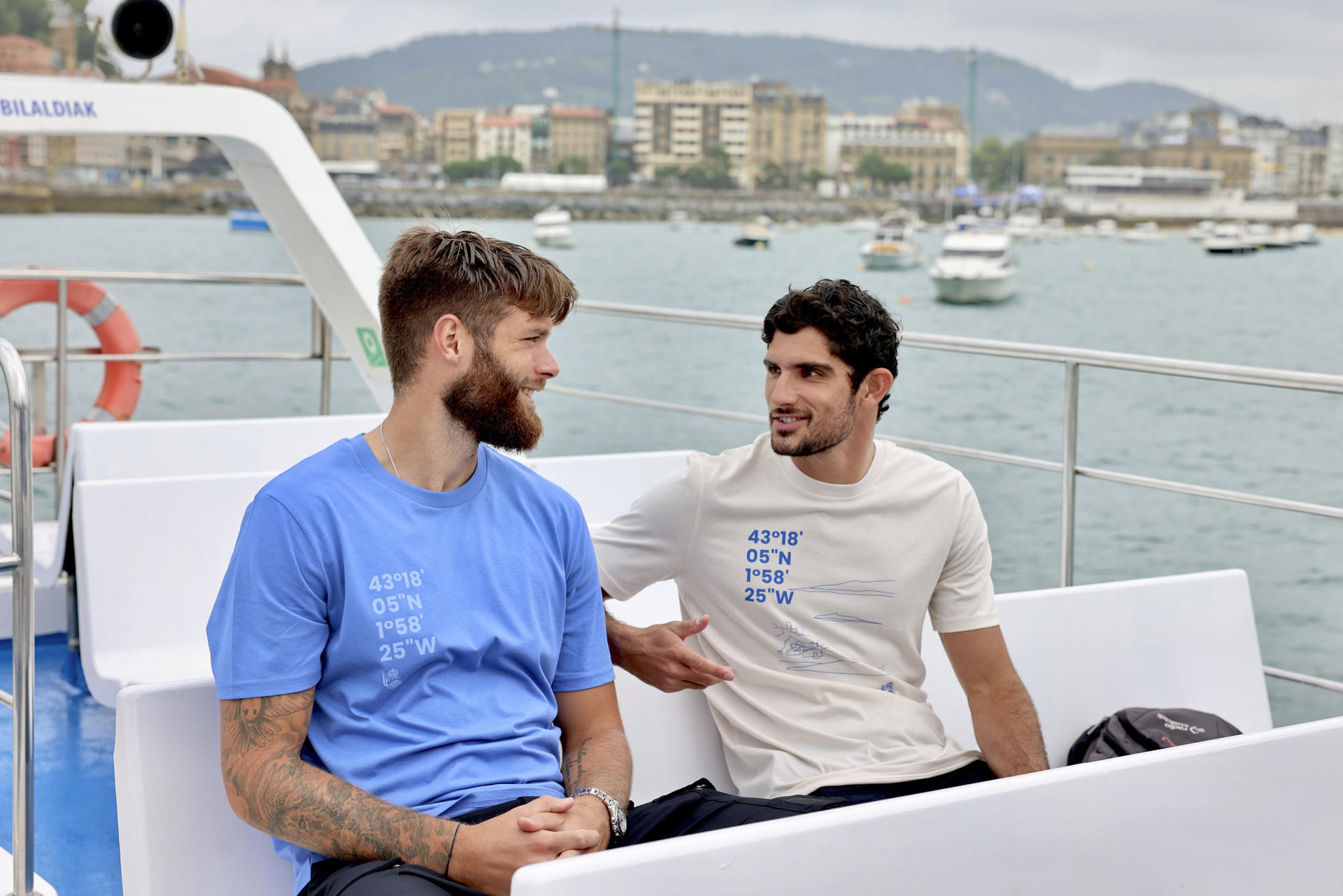 La Real Sociedad ha presentado este miércoles en el catamarán ciudad de San Sebastián, a sus dos fichajes de esta temporada, el croata Caleta Car (i) y el portugués Gonzalo Guedes (d).EFE/Javi Colmenero