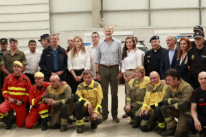 Felipe VI y doña Letizia posan para una foto de grupo durante la visita que han realizado este jueves al Centro de Coordinación del Distrito Forestal XIV de Verín (Ourense) para conocer de primera mano los daños causados por los incendios forestales en la provincia gallega y saludar a los efectivos que participaron en las tareas de extinción. EFE/ Francisco Gómez /Casa de S.M. El Rey. SOLO USO EDITORIAL/SOLO DISPONIBLE PARA ILUSTRAR LA NOTICIA QUE ACOMPAÑA (CRÉDITO OBLIGATORIO)