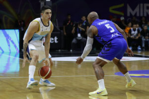 El base argentino José Vildoza (I), con el balón, durante un partido de su selección ante Venezuela, en la Americup FIBA 2025 disputado el pasado 20 de febrero. EFE/ Ronald Peña