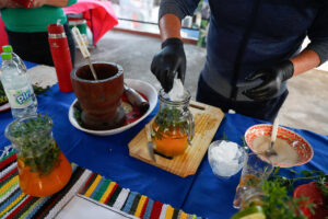 El promotor cultural de la Municipalidad de Asunción, Clemente Cáceres, prepara la bebida tradicional guaraní ‘Carrulim’ este viernes, en Asunción (Paraguay). EFE/ Juan Pablo Pino