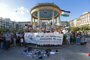 Periodistas navarros visibilizan su apoyo a los profesionales de los medios de comunicación que realizan su labor en Palestina y a la libertad de prensa y su rechazo a los ataques de los que están siendo objeto.  EFE/ Jesús Diges