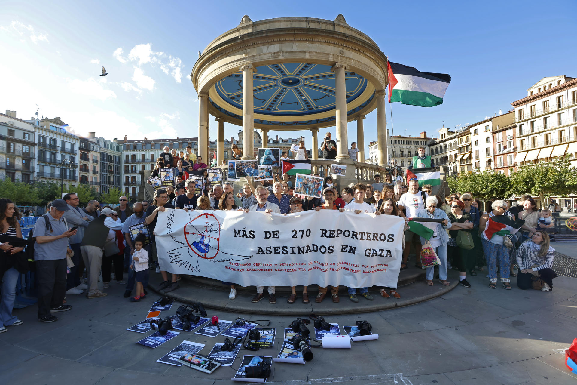 Periodistas navarros visibilizan su apoyo a los profesionales de los medios de comunicación que realizan su labor en Palestina y a la libertad de prensa y su rechazo a los ataques de los que están siendo objeto.  EFE/ Jesús Diges