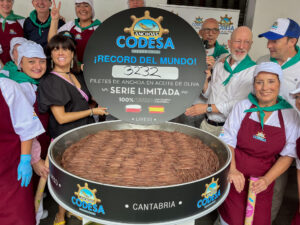 En Laredo, se ha culminado este viernes el reto de elaborar la lata de conservas más grande del mundo, con 3.232 anchoas confeccionadas bajo los cánones tradicionales, para dar visibilidad tanto al valor artesanal como a uno de los activos gastronómicos estrella del municipio y de Cantabria. EFE/ Miguel Ramos