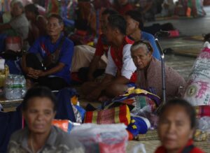 Fotografía de archivo, tomada el 01/08/2025, que muestra a personas en refugios temporales en la provincia tailandesa de Sisaket, fronteriza con Camboya. EFE/EPA/NARONG SANGNAK