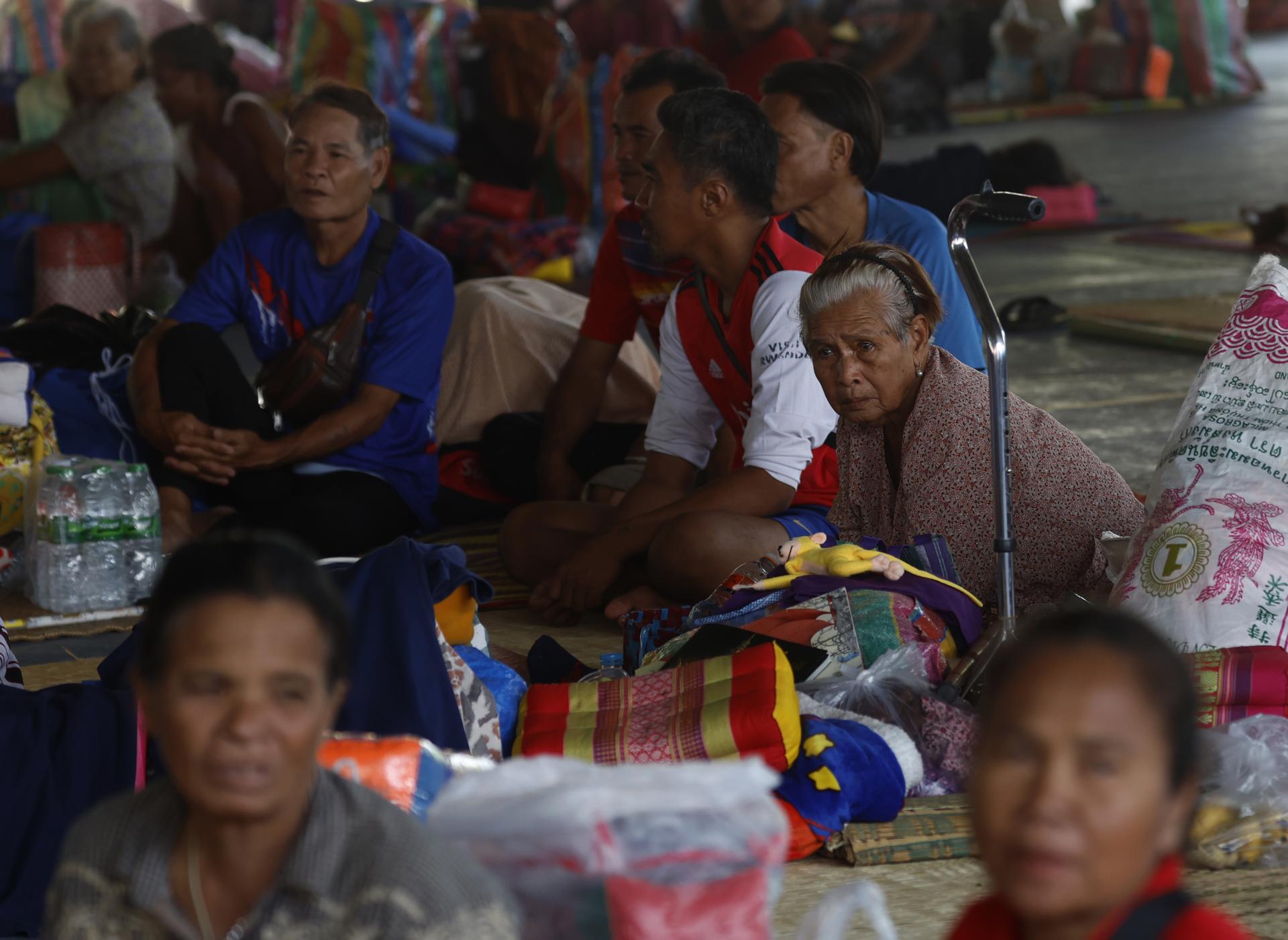Fotografía de archivo, tomada el 01/08/2025, que muestra a personas en refugios temporales en la provincia tailandesa de Sisaket, fronteriza con Camboya. EFE/EPA/NARONG SANGNAK