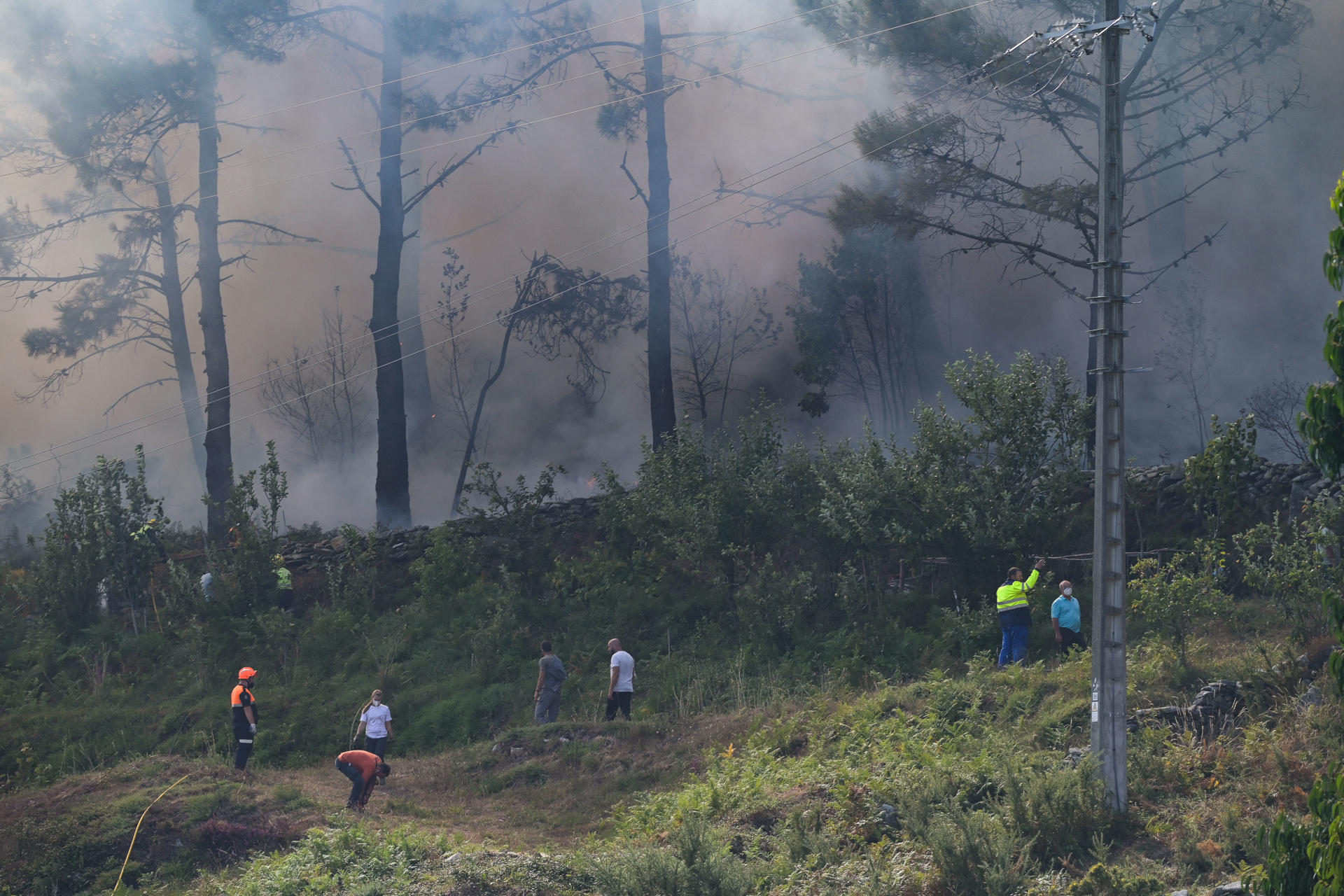 Un nuevo incendio forestal en la zona del municipio de Ponteceso (A Coruña) ha obligado a desalojar la parroquia de Corme Aldea y a activar la situación 2 por su proximidad a las casas. EFE/ Moncho Fuentes