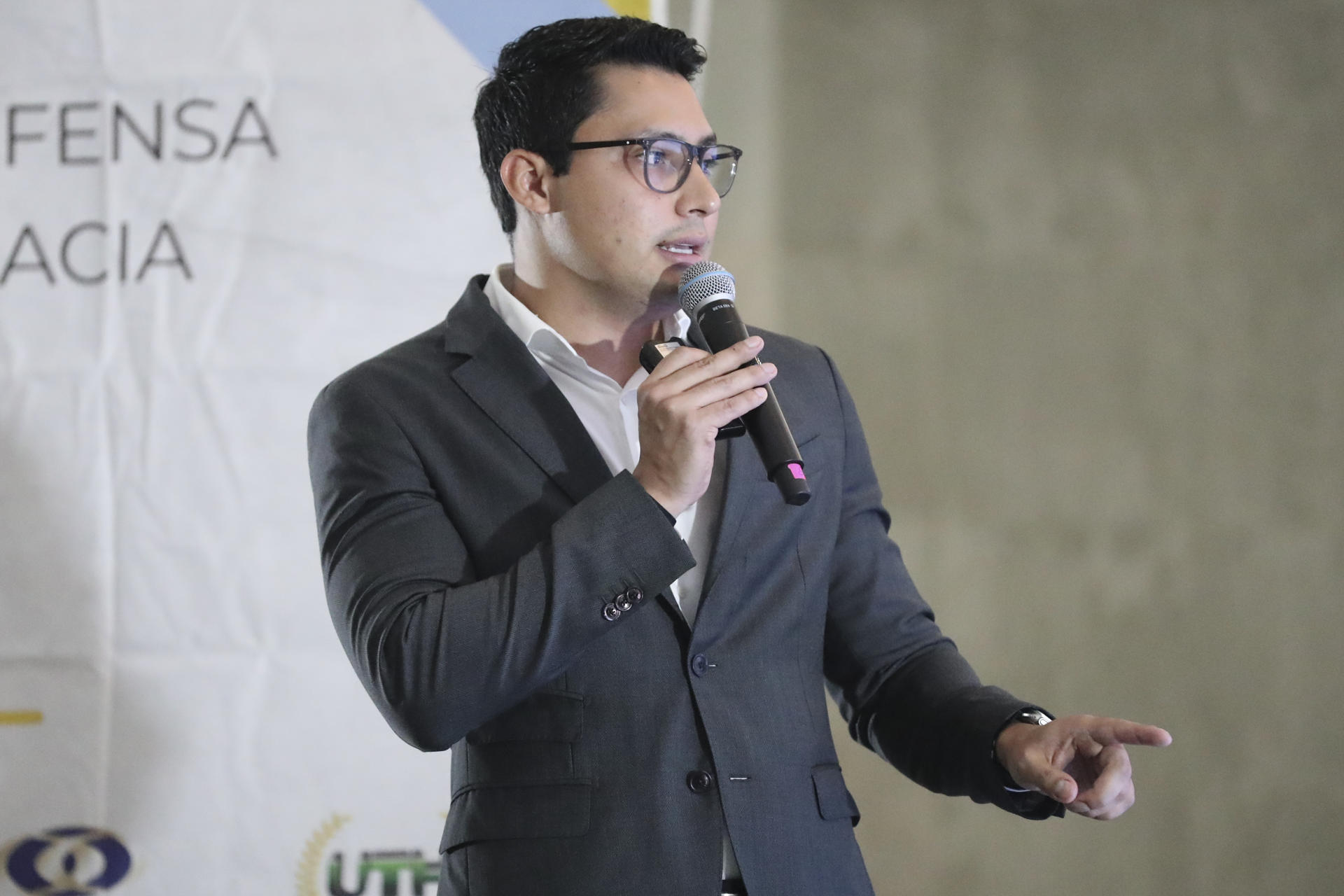 El coordinador técnico de la Red por la Defensa de la Democracia (RDD), Juan Carlos Aguilar, habla durante un evento este miércoles en Tegucigalpa (Honduras). EFE/ Gustavo Amador
