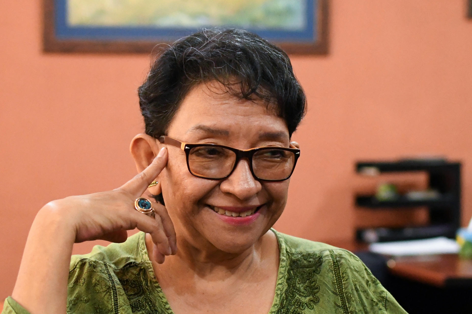 La directora de la organización no gubernamental Movimiento ProJusticia, Carmen Aída Ibarra, habla durante una entrevista este 26 de agosto 2025, en Ciudad de Guatemala (Guatemala). EFE/ Alex Cruz