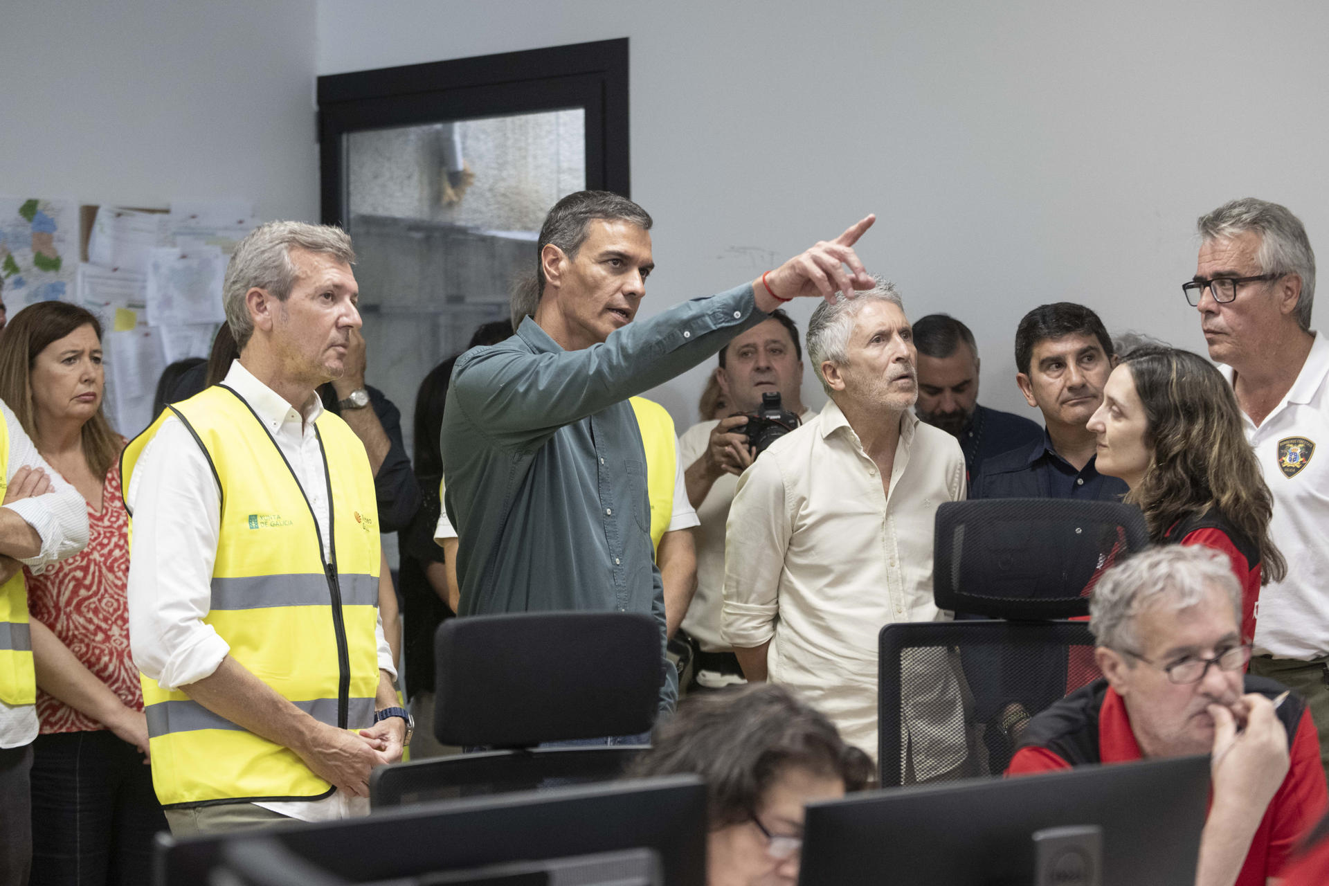 El presidente del Gobierno, Pedro Sánchez (c); el de la Xunta de Galicia, Alfonso Rueda (c-i); el ministro del Interior, Fernando Grande-Marlaska (c-d), y el delegado del Gobierno en Galicia, Pedro Blanco (3d), visitan este domingo el Centro de Coordinación Operativo Contraincendios de Ourense. EFE/ Brais Lorenzo