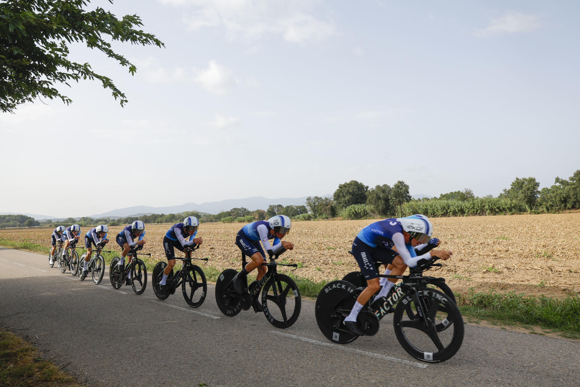 Los ciclistas del equipo Israel durante la quinta etapa de la Vuelta a España, una contrarreloj por equipos de 24,1 kilómetros con salida y llegada en Figueres. EFE/ Javier Lizón