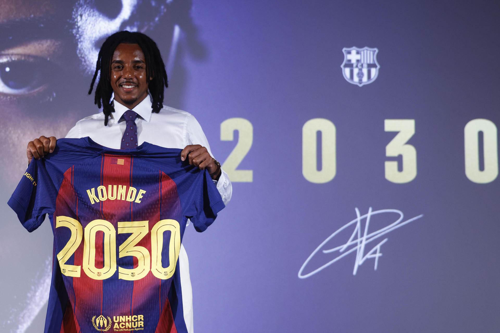 El lateral francés del Barcelona Jules Koundé, posa durante el acto de renovación que alarga su contrato con el club azulgrana hasta el 30 de junio de 2030.EFE/ Quique García