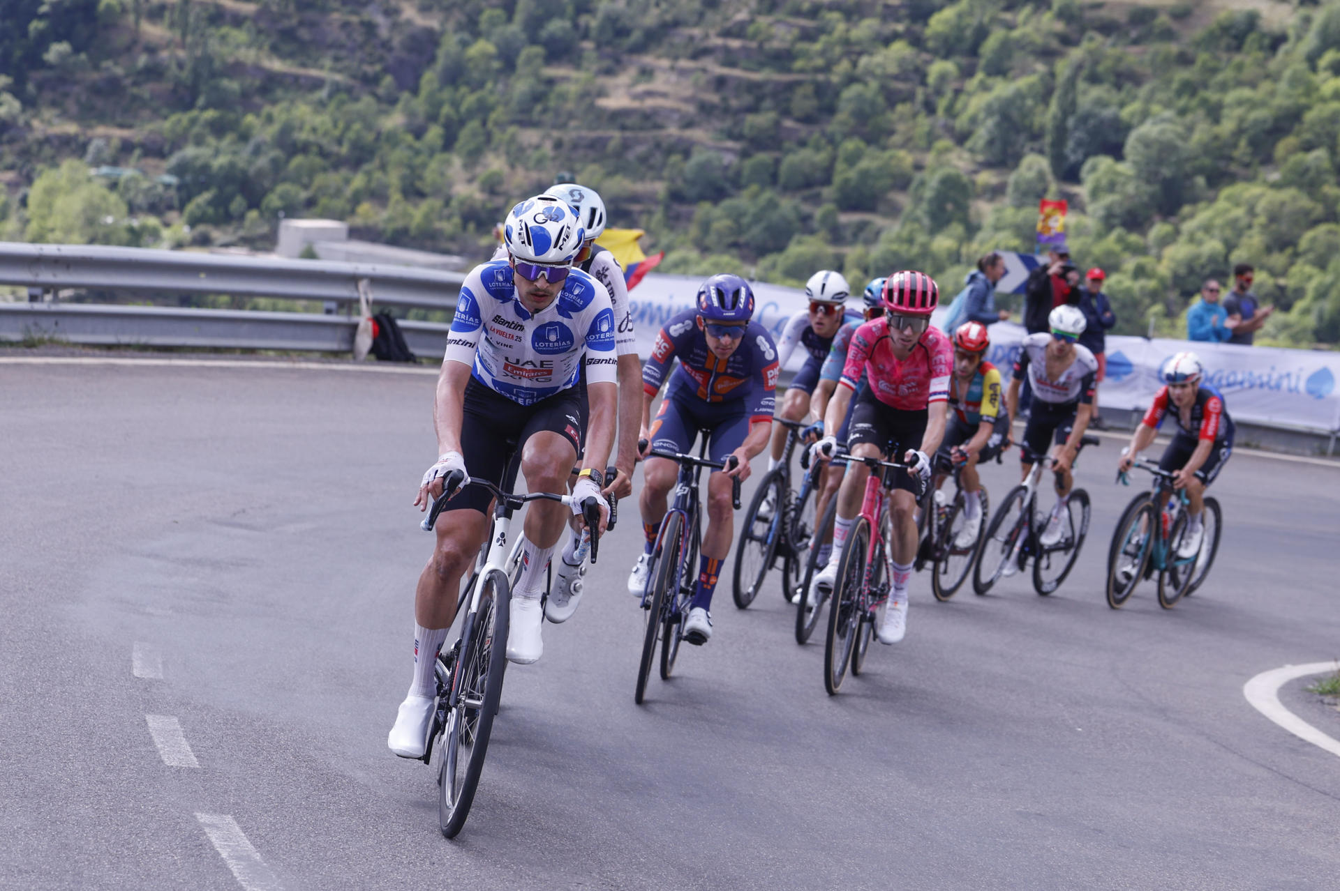 El grupo de escapados durante la séptima etapa de la Vuelta Ciclista a España que vive este viernes su segunda jornada montañosa con salida en Andorra La Vella y llegada en Cerler (Huesca) tras 187 kilómetros de recorrido. EFE/Javier Lizón