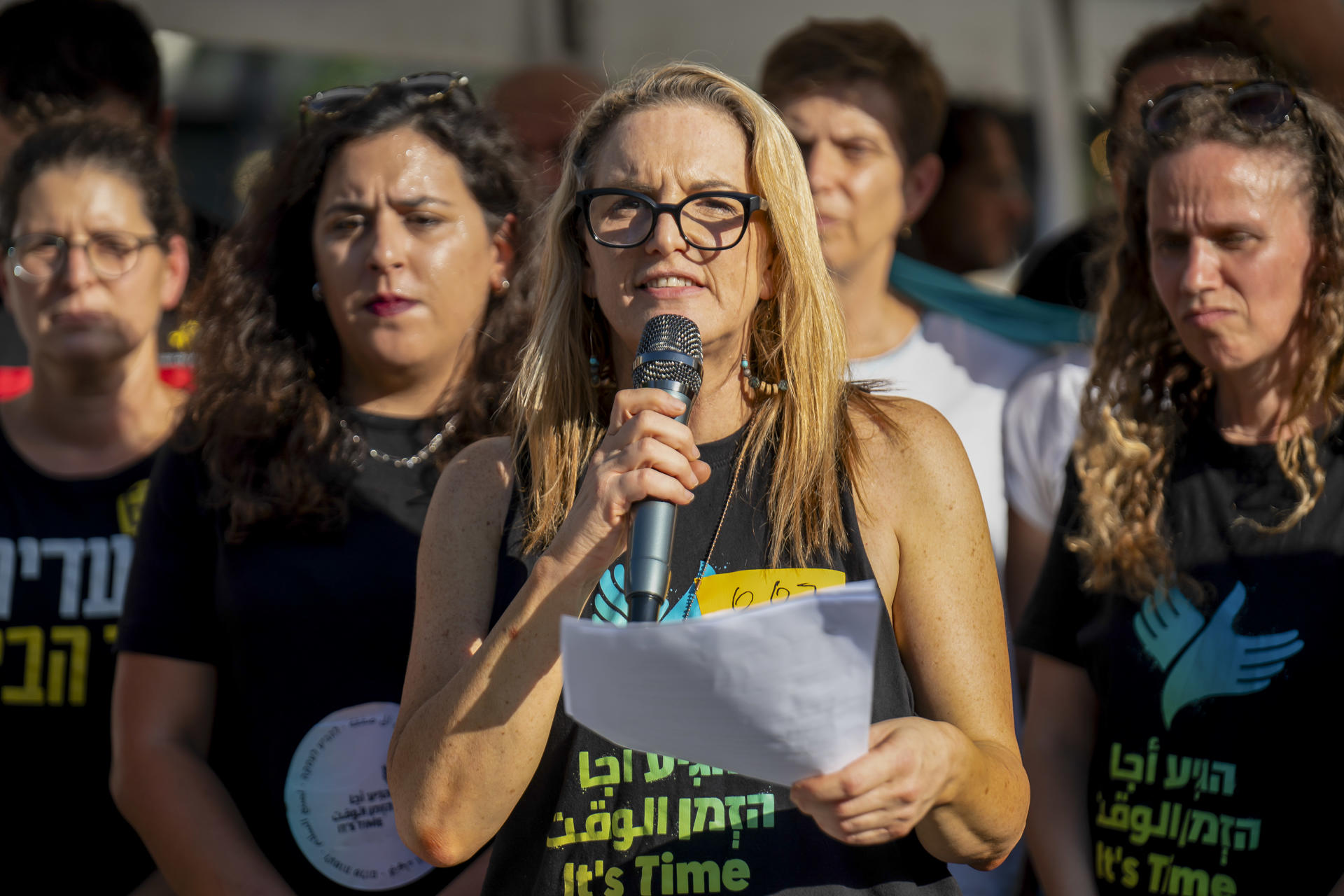La activista por la paz israelí Mikka Almog llamó al fin de la guerra en Gaza, así como el fin de la hambruna, durante la inauguración de un campamento pacifista para pedir el fin de la ofensiva de Israel contra Gaza en la Plaza Dizingoff de Tel Aviv. EFE/Magda Gibelli