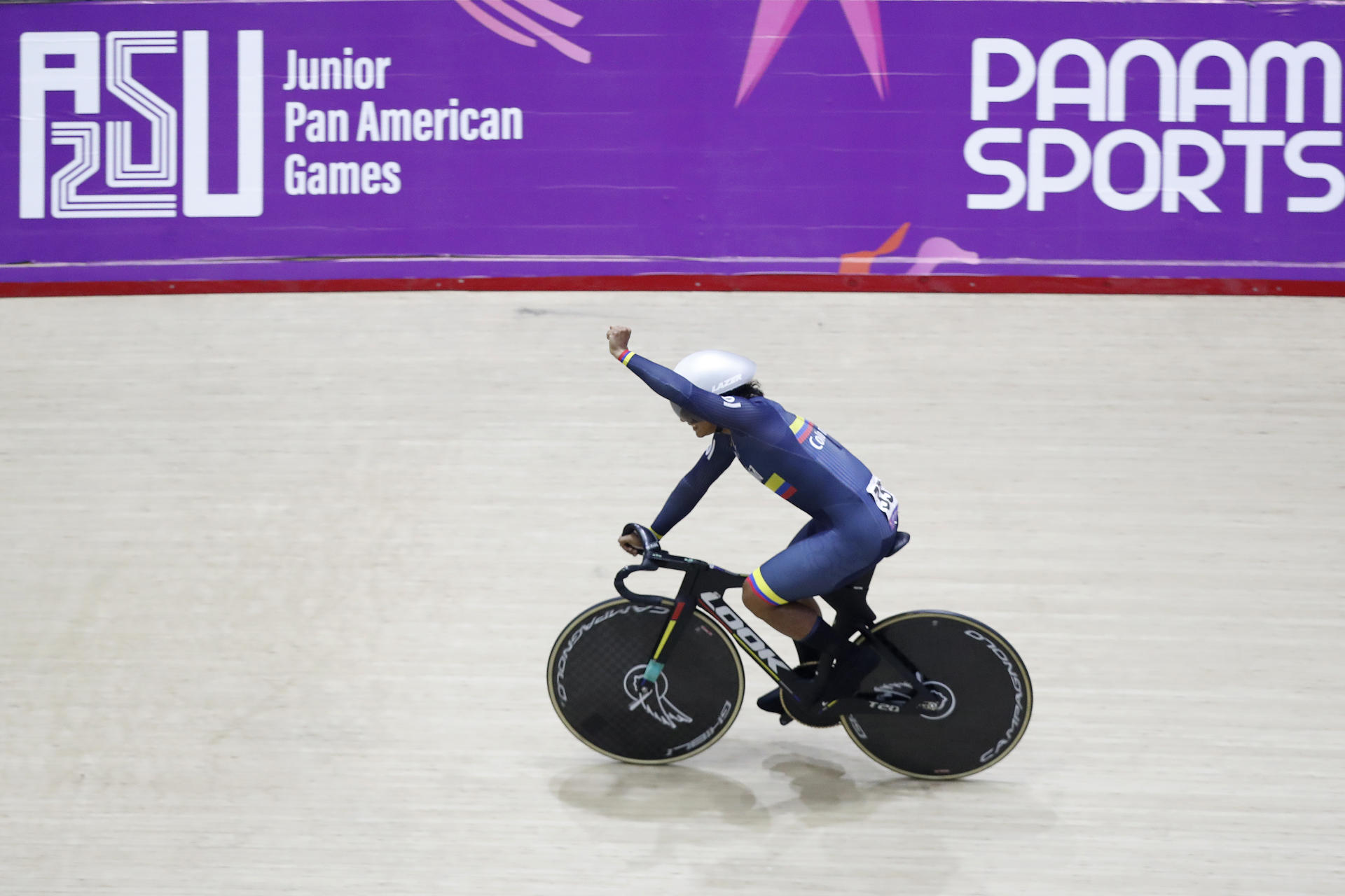 John Beltran de Colombia celebra en la categoría de ciclismo de pista velocidad por equipos masculino durante los II Juegos Panamericanos Junior ASU 2025 este martes, en Luque (Paraguay). EFE/Juan Pablo Pino
