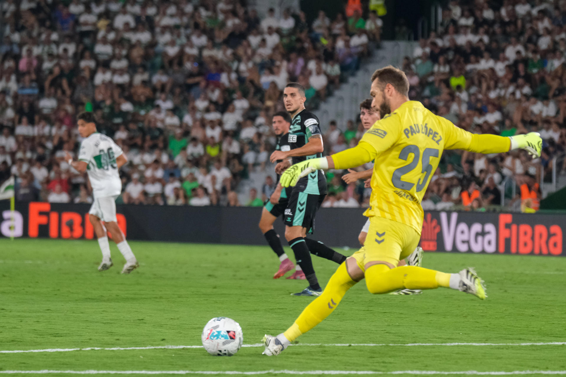 El portero del Real Betis Pau López realiza un saque de portería durante un encuentro correspondiente a la primera jornada de LaLiga EA Sports disputado entre el Elche y el Real Betis en el estadio Martínez Valero de Elche (Alicante). EFE/ Pablo Miranzo