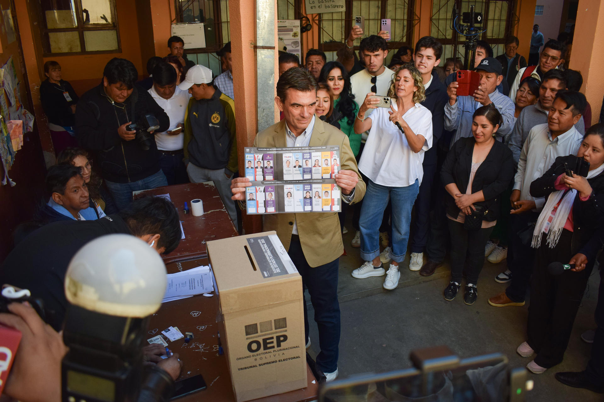 El candidato presidencial por el partido Demócrata Cristiano Rodrigo Paz vota este domingo, en Tarija (Bolivia). EFE/ STR