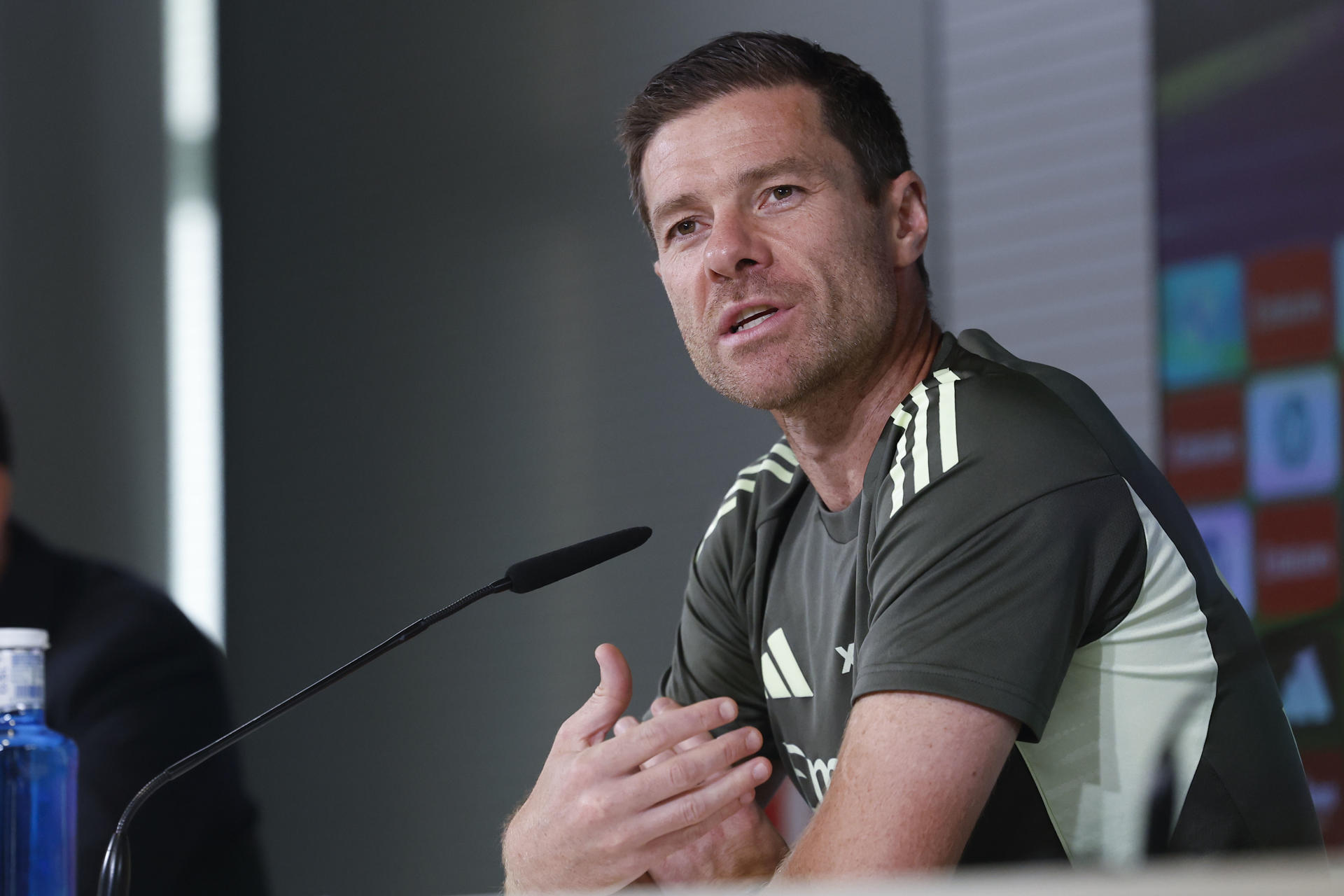 El técnico del Real Madrid, Xabi Alonso, durante la rueda de prensa posterior al entrenamiento del equipo este lunes en Valdebebas. EFE/Chema Moya