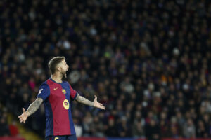 Fotografía de Quique García, en la que puede verse en una imagen de archivo del 21 de diciembre de 2024 al futbolista del Barcelona Íñigo Martínez. EFE