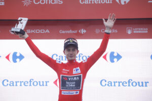 El ciclista danés Jonas Vingegaard (Visma-Lease a Bike) celebra su victoria en la segunda etapa de la Vuelta a España que ha discurrido este domingo por carreteras italianas con un trazado de 157 kilómetros entre Alba y Limone Piemonte, y donde se ha producido el primer final en alto de la carrera. EFE/ Javier Lizón
