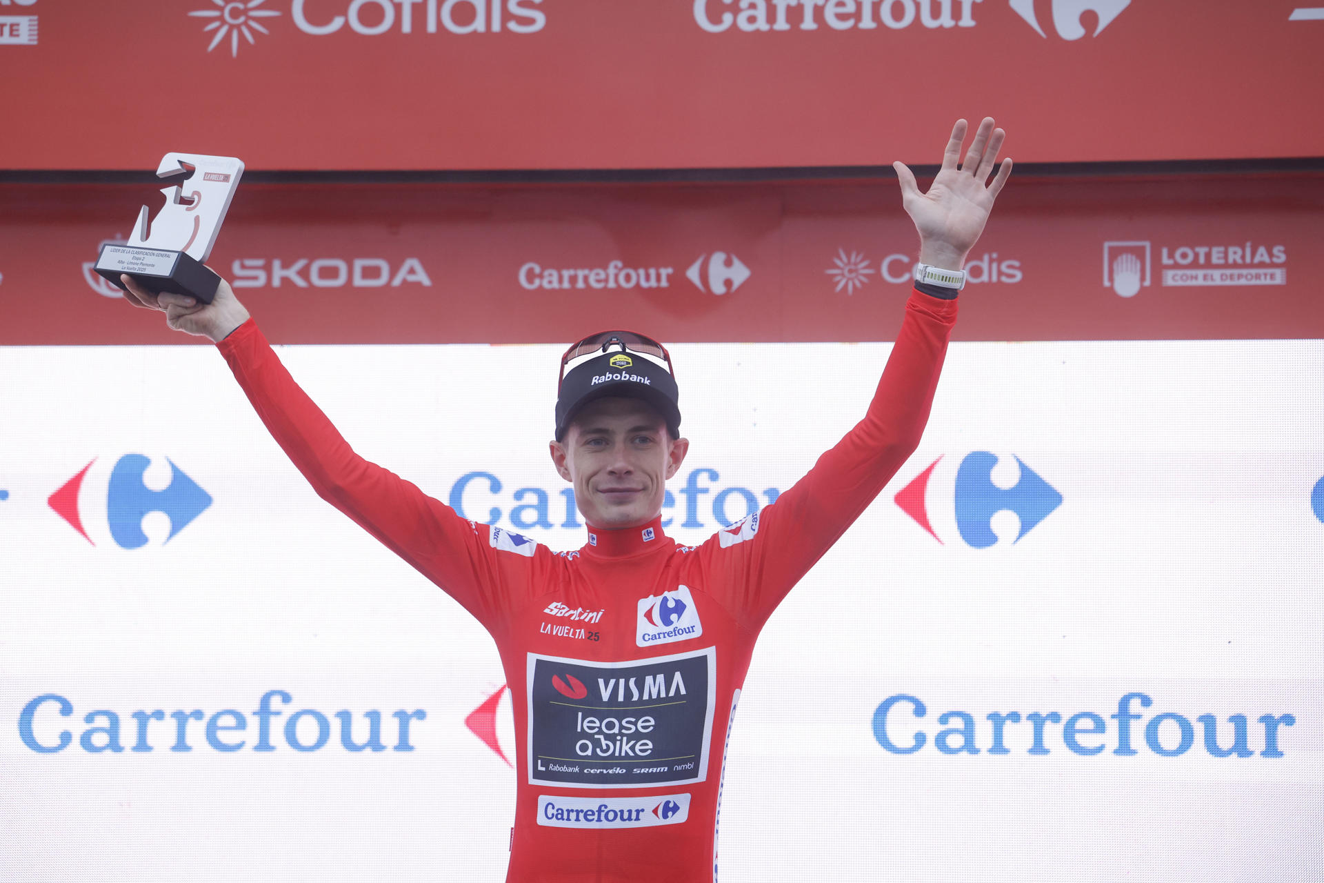 El ciclista danés Jonas Vingegaard (Visma-Lease a Bike) celebra su victoria en la segunda etapa de la Vuelta a España que ha discurrido este domingo por carreteras italianas con un trazado de 157 kilómetros entre Alba y Limone Piemonte, y donde se ha producido el primer final en alto de la carrera. EFE/ Javier Lizón