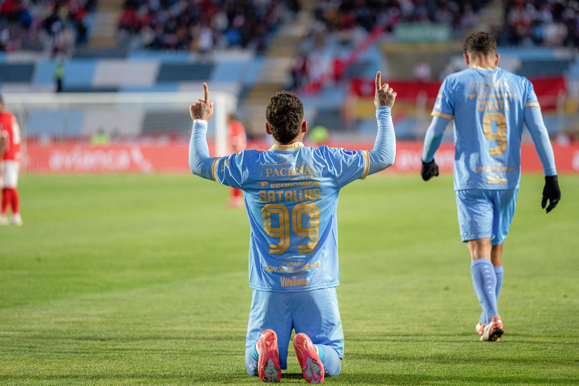 Damián Batallini de Bolívar celebra un gol este miércoles, durante un partido de octavos de final de la Copa Sudamericana. EFE/ Paloma Del Solar